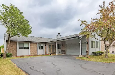 615 Lakeview Ct, Roselle, IL 60172
