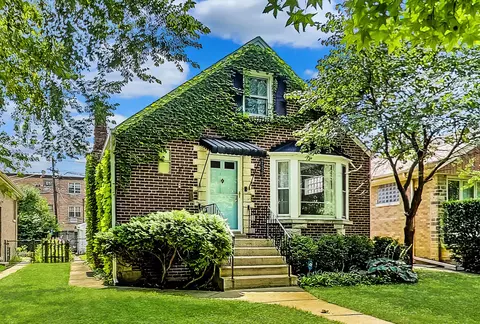 2126 Dobson St, Evanston, IL 60202