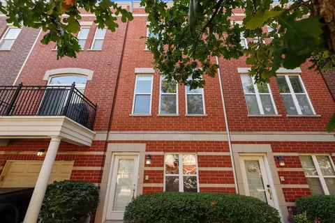 2701 W Dakin St #32, Chicago, IL 60618