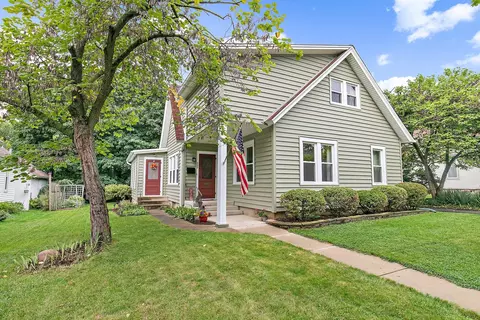 309 E 1st St, East Dundee, IL 60118