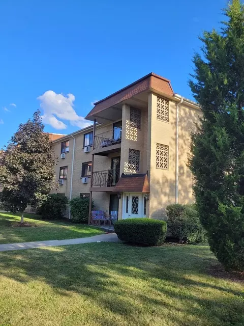 241 N Walnut St #2W, Bensenville, IL 60106