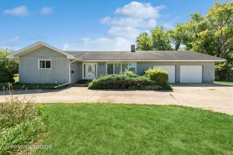 8103 White Oaks Dr, Wonder Lake, IL 60097