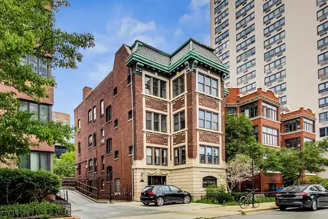 646 W Bittersweet Pl #2, Chicago, IL 60613