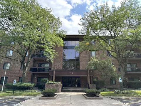 714 Walnut Dr #403, Darien, IL 60561