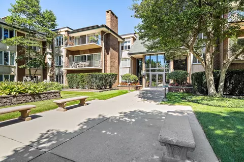 3 Oak Brook Club Dr #E204, Oak Brook, IL 60523