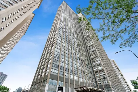 655 W Irving Park Rd #2501, Chicago, IL 60613