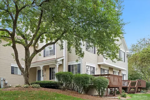 502 Sandhurst Ln, South Elgin, IL 60177