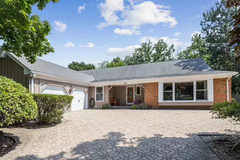 629 Charlemagne Dr, Northbrook, IL 60062