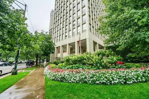 2626 N Lakeview Ave #1304, Chicago, IL 60614