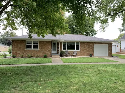 237 W 1st St, El Paso, IL 61738