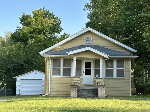 513 W Clay St, Clinton, IL 61727