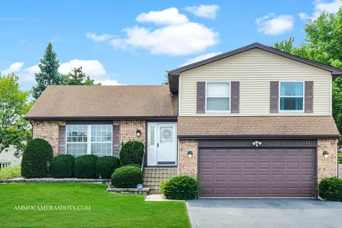 633 Hiawatha Dr, Carol Stream, IL 60188