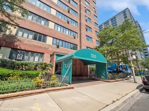 700 W Bittersweet Pl #808, Chicago, IL 60613