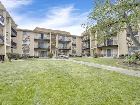 6869 N Northwest Hwy #2F, Chicago, IL 60631