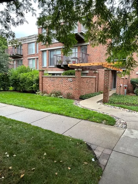 352 Kelburn Rd #221, Deerfield, IL 60015