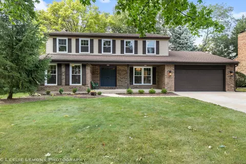 2 S550 White Birch Ln, Wheaton, IL 60189