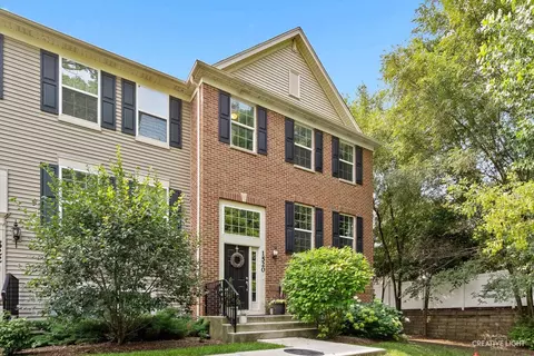1520 Deer Pointe Dr, South Elgin, IL 60177