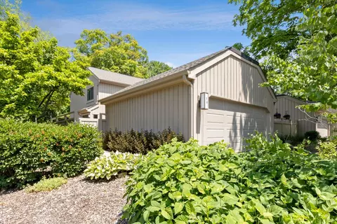 70 Hunt Trl, Lake Barrington, IL 60010