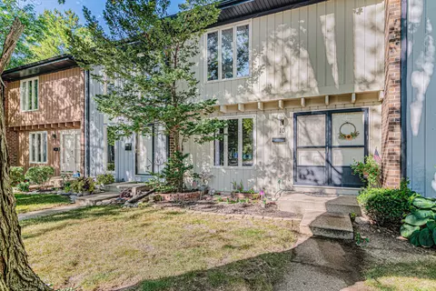 10 Dumbarton Oaks Pl #10, Elgin, IL 60123