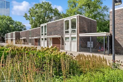1324 N Sandburg Ter, Chicago, IL 60610