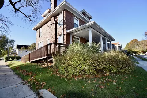 709 Douglas St, Bloomington, IL 61701 photo 2