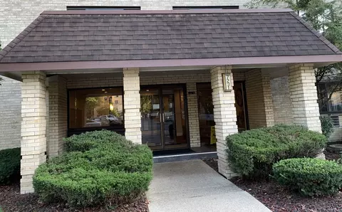 7231 Wolf Rd #307, Indian Head Park, IL 60525