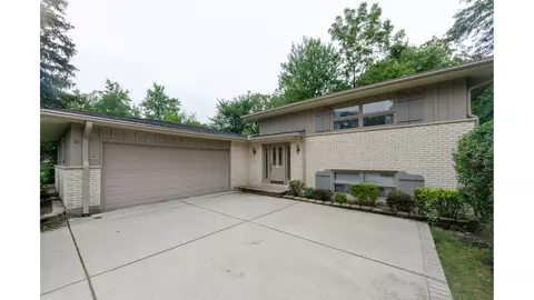 238 S Richmond Ave, Westmont, IL 60559