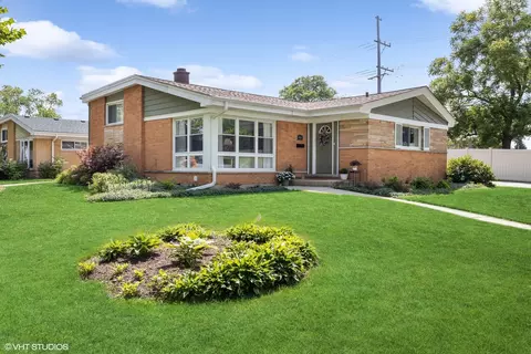 2400 W Martindale Dr, Westchester, IL 60154
