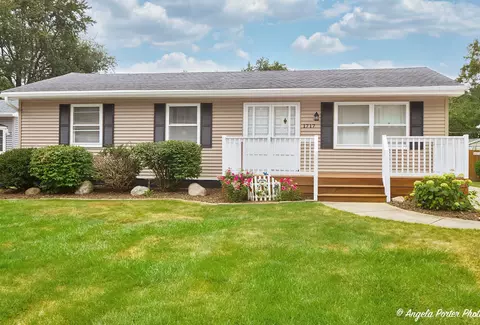 1717 Meadow Ln, Mchenry, IL 60050