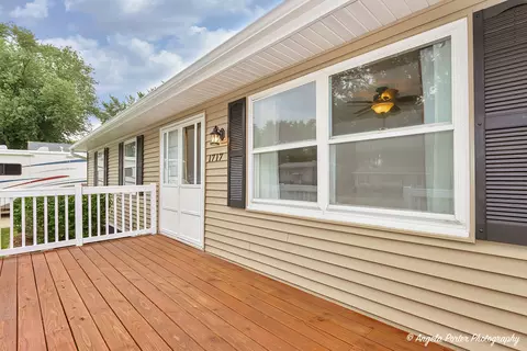 1717 Meadow Ln, Mchenry, IL 60050 photo 2