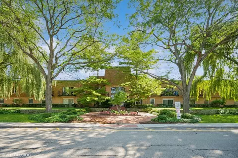 1220 Park Ave #136, Highland Park, IL 60035