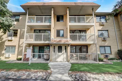 253 N Smith St #2W, Palatine, IL 60067