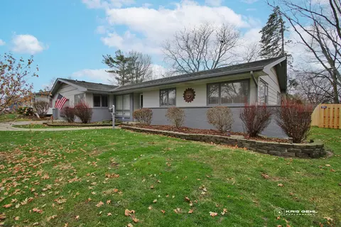 824 Diane Ave, Elgin, IL 60123 photo 2