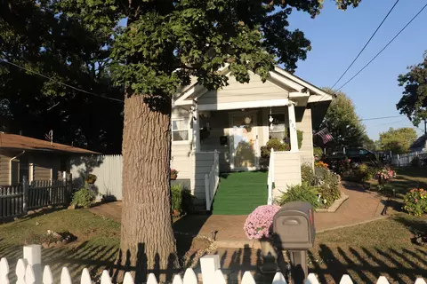 935 Elizabeth St, Elgin, IL 60120