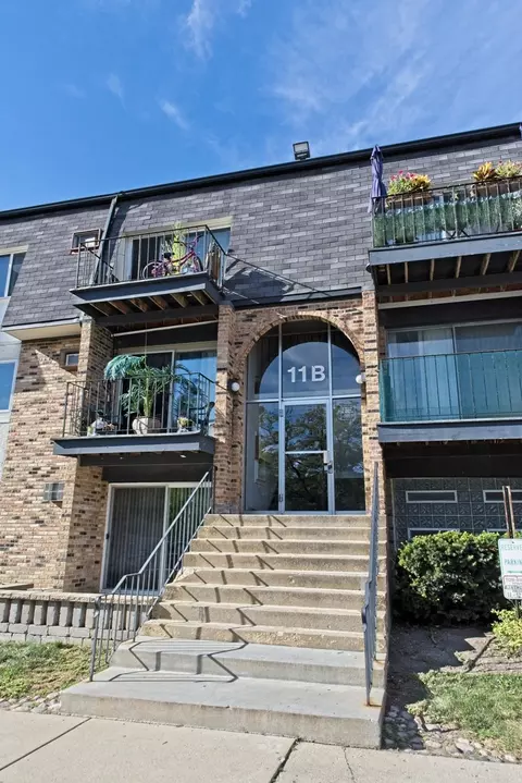 11 E Dundee Quarter Dr #304, Palatine, IL 60074