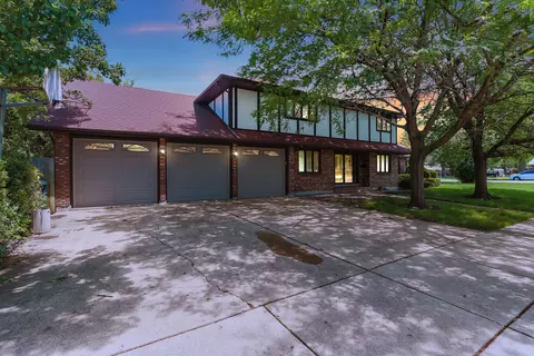 910 Howard Ave, Des Plaines, IL 60018