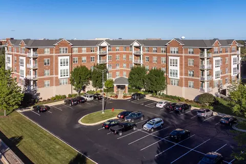 101 Pointe Dr #211, Northbrook, IL 60062