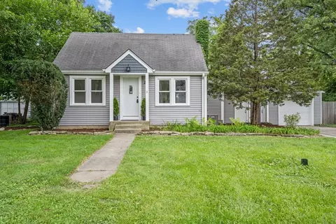 28 Syril Dr, Geneva, IL 60134