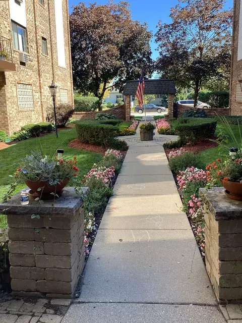 722 Graceland Ave #107, Des Plaines, IL 60016
