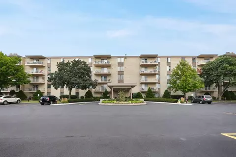 110 W Butterfield Rd #506S, Elmhurst, IL 60126