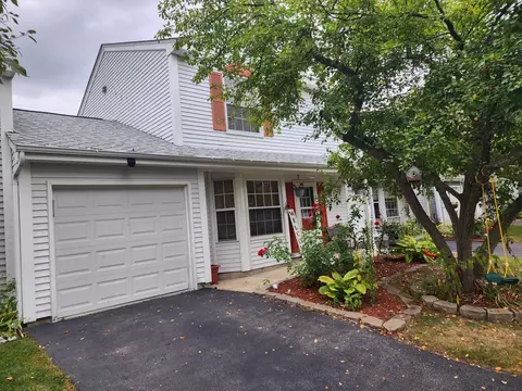 3323 Huntington Ln #3323, Island Lake, IL 60042