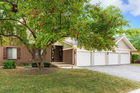 841 Cross Creek Ct #A, Roselle, IL 60172