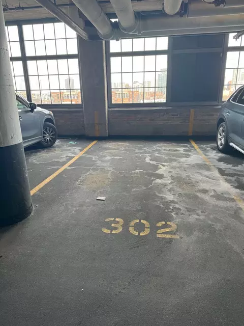 900 N Kingsbury St #P-302, Chicago, IL 60610