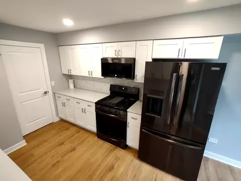 718 Sutton Cir, Wheeling, IL 60090 photo 3