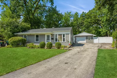 810 Spruce Ct, Streamwood, IL 60107