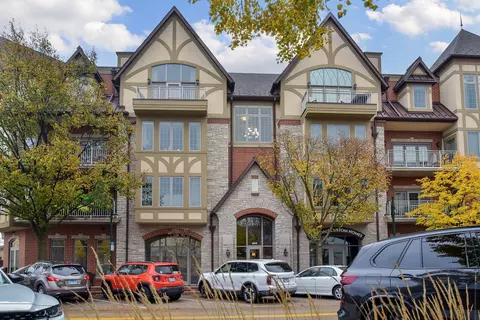 350 S 1st St #402, Saint Charles, IL 60174