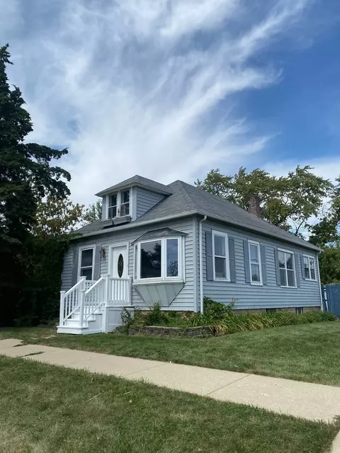 27 W010 Oak St, Hanover Park, IL 60133