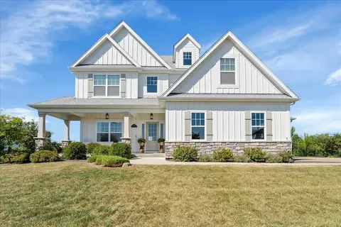1052 Wheatfield Ave, Sugar Grove, IL 60554