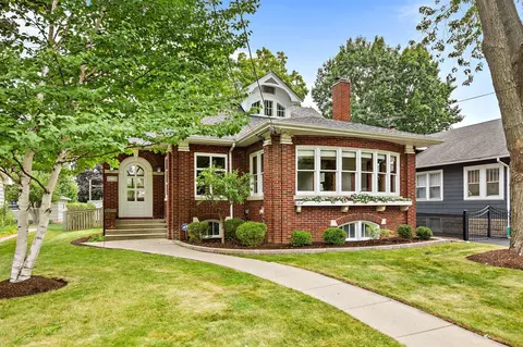 214 Prairie Ave, Libertyville, IL 60048