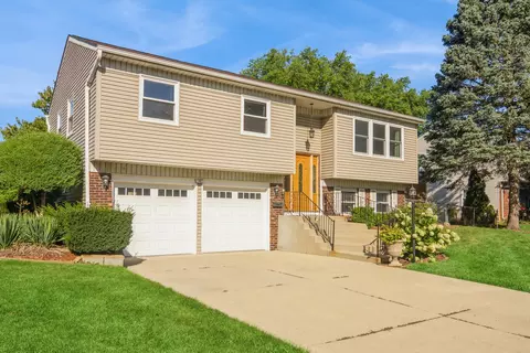 32 Ellington Dr, Schaumburg, IL 60194